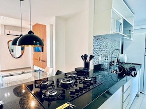 Private kitchen - Luxury apartment near UERJ, HUPE, Maracanã Stadium until 7 am. (Rio de Janeiro)