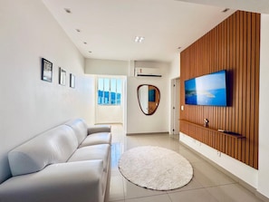 Living area - Luxury apartment near UERJ, HUPE, Maracanã Stadium until 7 am. (Rio de Janeiro)