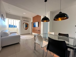 Dining - Luxury apartment near UERJ, HUPE, Maracanã Stadium until 7 am. (Rio de Janeiro)