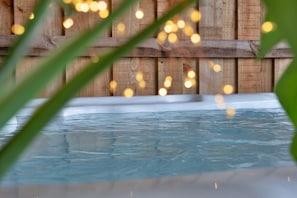 Ein Whirlpool mit Holzzaun im Hintergrund.
