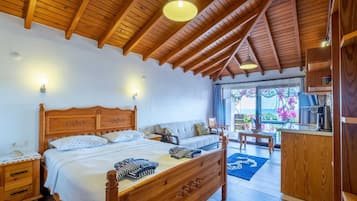 Suite estudio Deluxe, vista al mar | Sábanas de algodón egipcio, ropa de cama de alta calidad y minibar