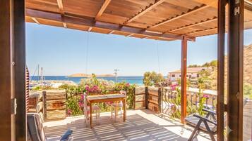 Deluxe Studio Suite, Sea View | Outdoor dining