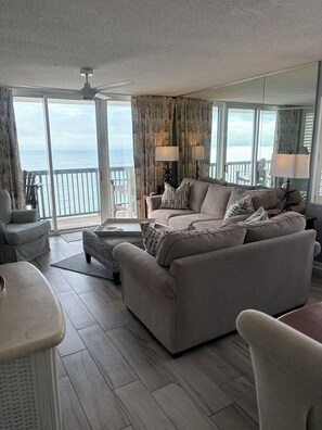 Living area - Luxurious 4-Bedroom 4-Bathroom Condo North Myrtle Beach Oceanfront (North Myrtle Beach)
