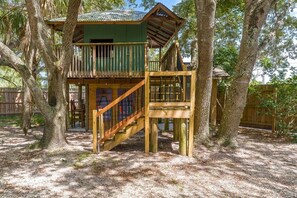 A wooden treehouse with a balcony and a staircase. - The Sebastian Surf Lodge (Vero Beach)