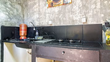 Coffee/tea maker, fridge, toaster, cookware/dishes/utensils