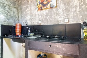 Cafetière-théière, réfrigérateur, grille-pain, vaisselle et ustensiles