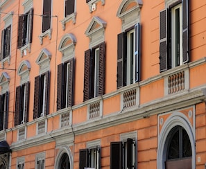Exterior detail - In the heart of 19th-century Rome, a spacious apartment for families and groups (Roma)