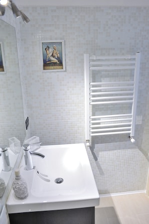 Douche, sèche-cheveux, bidet, serviettes fournies