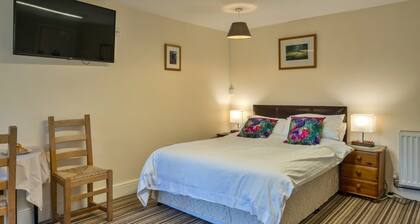 Scenic Hot Tub Cottage for 2