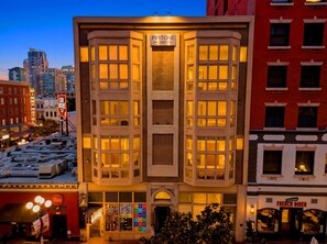 Un hotel amb un disseny arquitectònic clàssic, que destaca per una entrada angular i nombroses finestres.