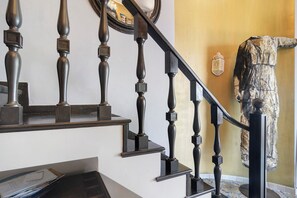 A staircase with dark wooden balusters and a handrail, leading to a landing with a white wall and a mirror. - Villa 'Fuenti Bay' with Sea View, Wi-Fi and Air Conditioning (Vietri sul Mare)