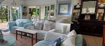 Sea Shells Cottage Luxury Oceanview Retreat with Swimming Pool