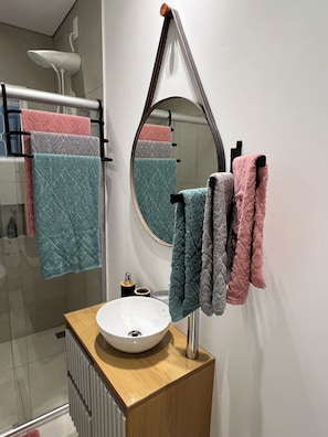 Chuveiro, secador de cabelo, toalhas de banho, sabonete