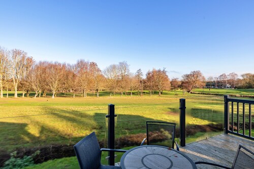 Chic Country Club Lodge With Hot Tub