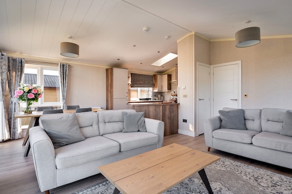 Living room - Chic Country Club Lodge With Hot Tub (Cambridge)