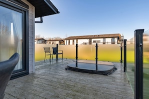 Balcony - Chic Country Club Lodge With Hot Tub (Cambridge)