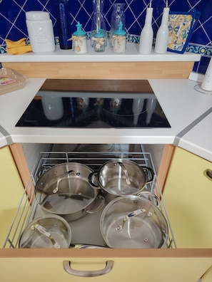 Kaffetrakter/tekoker, kjøleskap, kokeplater og kjøkkenutstyr