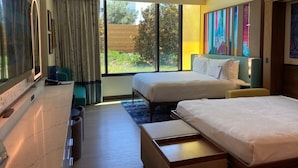 Zimmersafe, Schreibtisch, Bügeleisen/Bügelbrett, Reisekinderbett