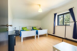 A room with a bed, bedside table, lamp, and a window with curtains. - Luxurious Retreat in Lousã Countryside (Lagarteira)