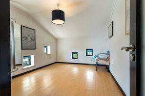 A room with a wooden floor, a ceiling light, a door, and a window. - Luxurious Retreat in Lousã Countryside (Lagarteira)