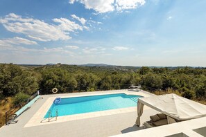 A swimming pool with a view of a hilly landscape. - Luxurious Retreat in Lousã Countryside (Lagarteira)