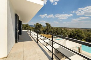 A balcony with a pool, a clear view of the landscape, and a white building. - Luxurious Retreat in Lousã Countryside (Lagarteira)