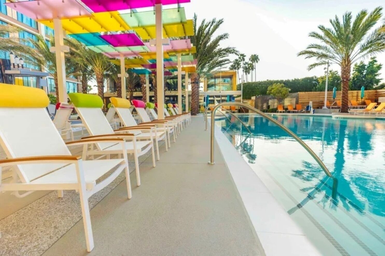 Un espace aménagé au bord de la piscine, avec des chaises longues et une piscine.