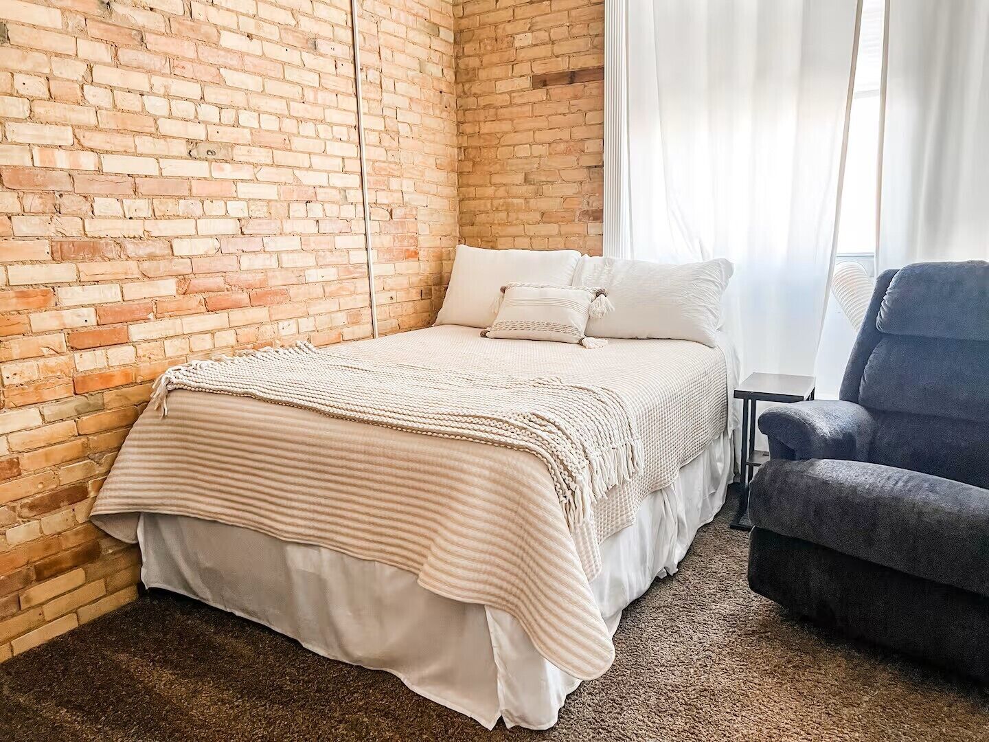 2 habitaciones, tabla de planchar con plancha, wifi y ropa de cama 