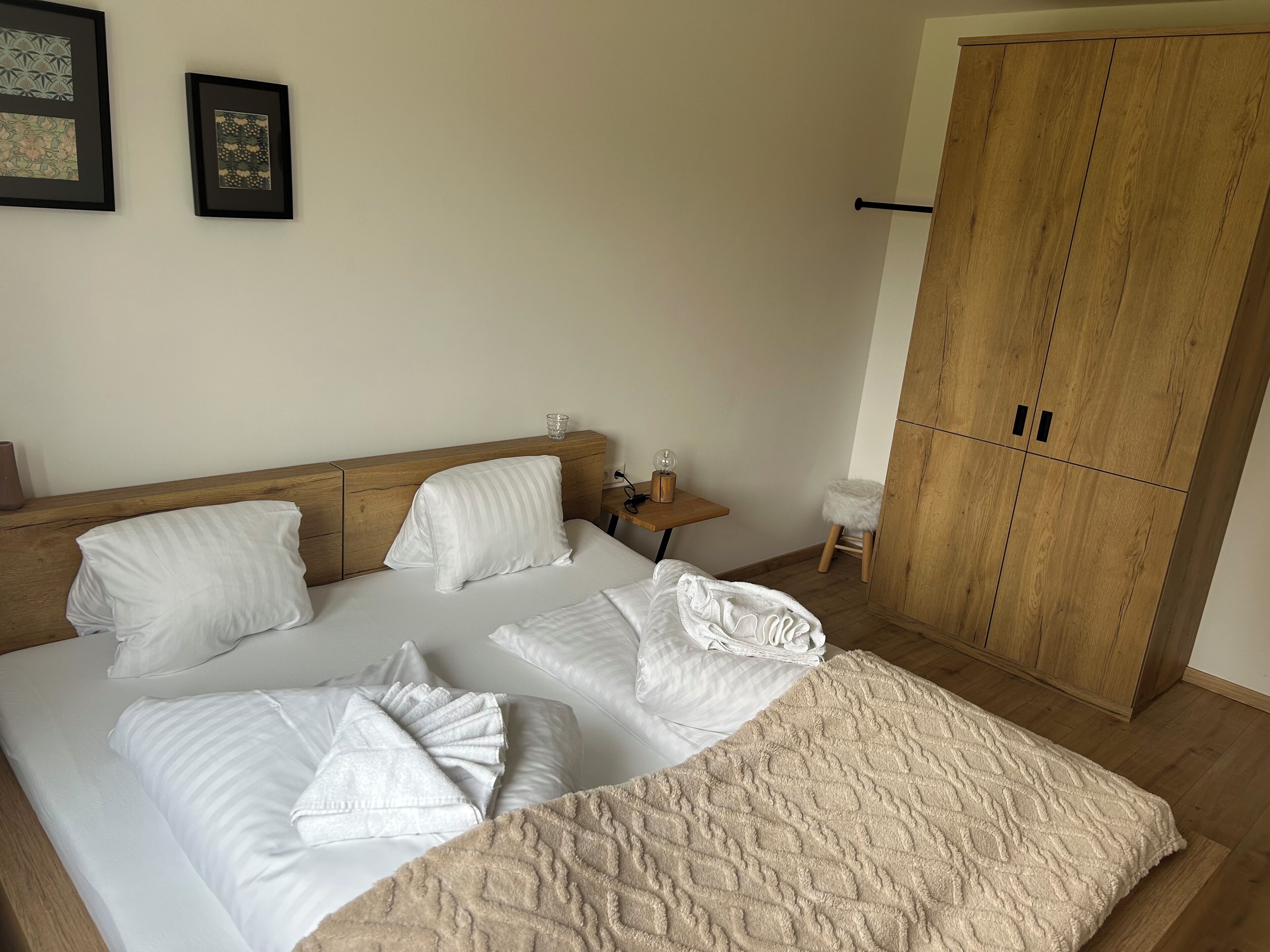 2 habitaciones, tabla de planchar con plancha y cuna de viaje 