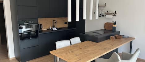 Wasserkocher mit Kaffee-/Teezubehör, Kühlschrank, Herdplatte