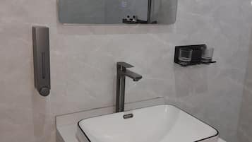 Combined shower/bathtub, free toiletries, hair dryer, towels
