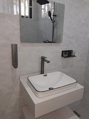 Combined shower/bathtub, free toiletries, hair dryer, towels - IGAWILO RESIDENCE HOTEL (Dodoma)
