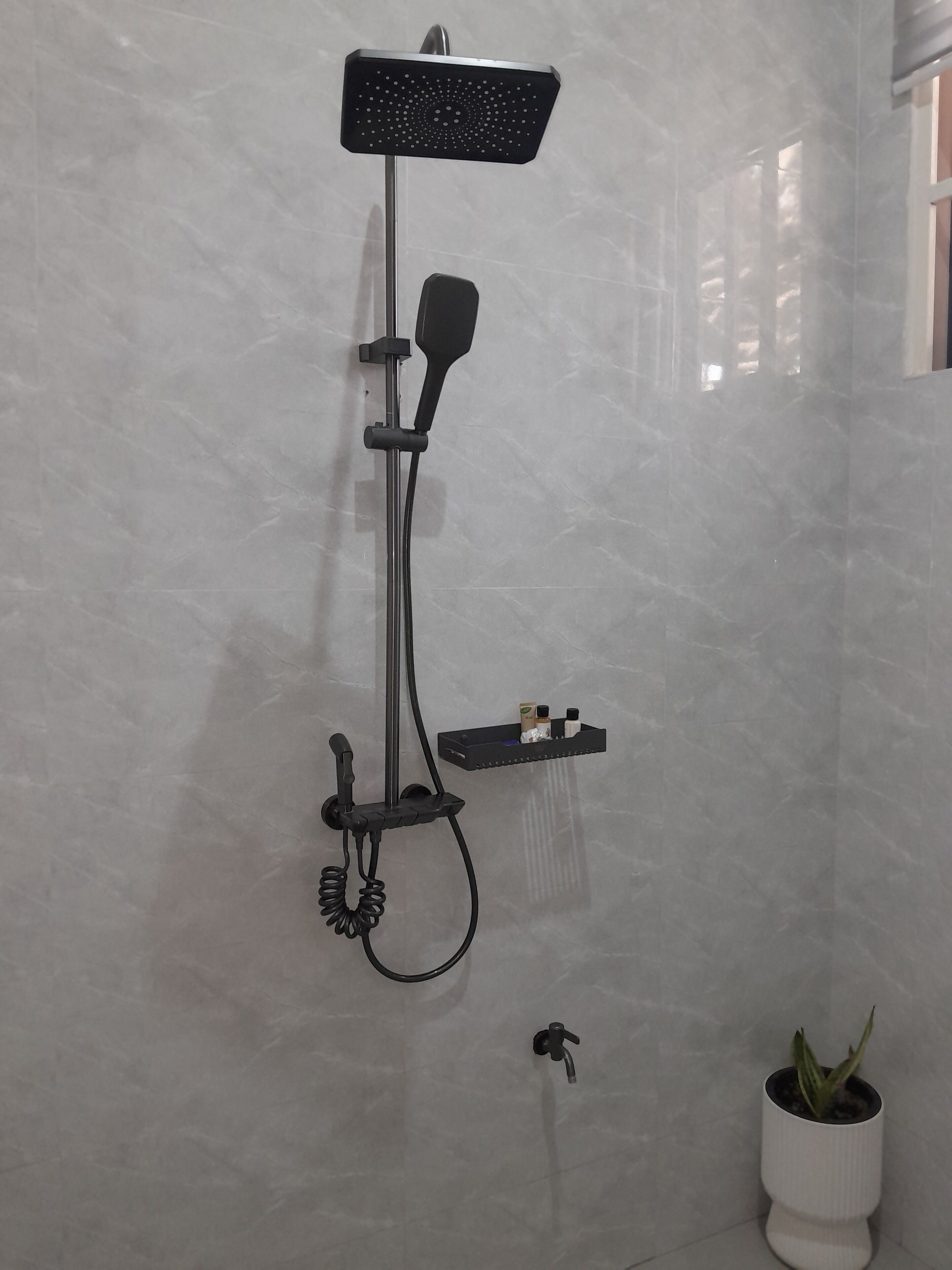 Bañera con ducha, artículos de tocador gratuitos, secador de pelo