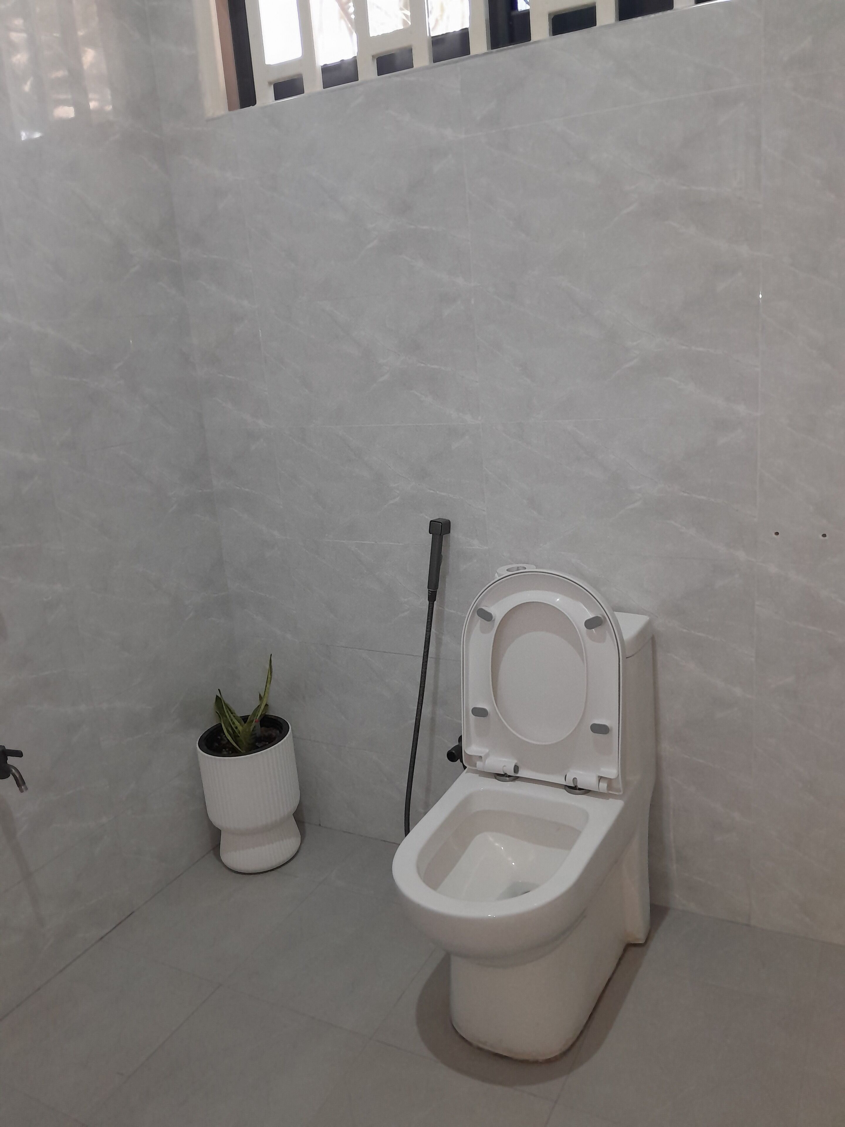 Combined shower/tub, free toiletries, hair dryer (on request), towels