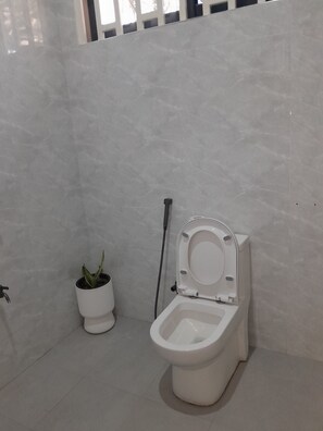 Combined shower/bathtub, free toiletries, hair dryer, towels - IGAWILO RESIDENCE HOTEL (Dodoma)