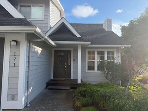 A residential house with a front porch, a mailbox, and a number '171' on the wall. - 3-bedroom townhome in lovely White Salmon with AC (White Salmon)