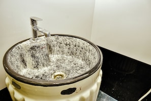 Luxury Villa, Balcony, Pool View | Bathroom | Shower, towels, soap, shampoo - Palm tree Villa Homestay (Pillayarpatti)