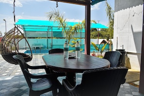 Outdoor dining - Palm tree Villa Homestay (Pillayarpatti)