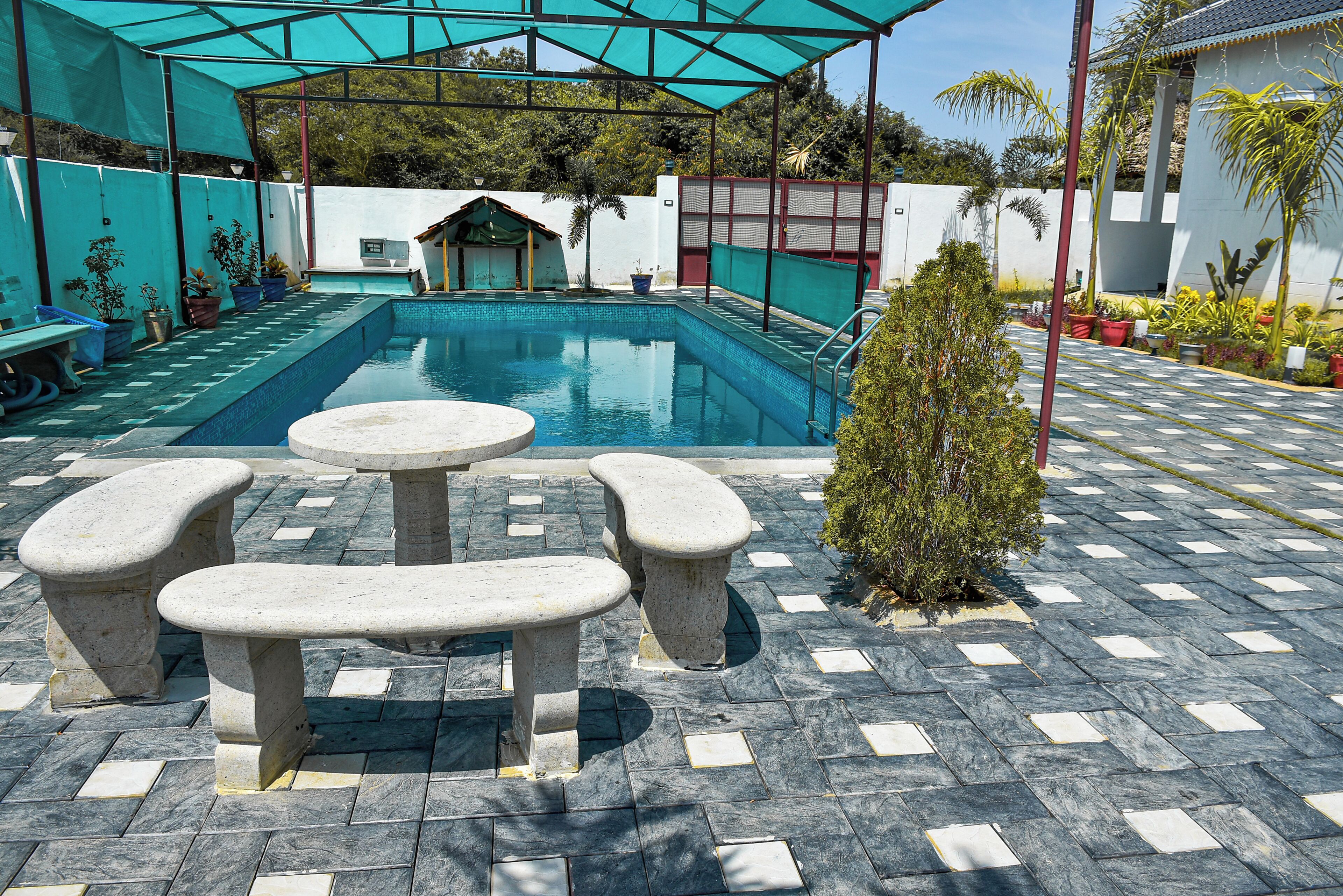 Una piscina al aire libre