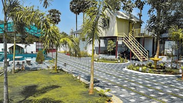 Deluxe Room, Pool View | Desk, WiFi (free)