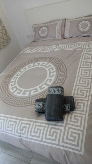 Tabla de planchar con plancha, wifi y ropa de cama 