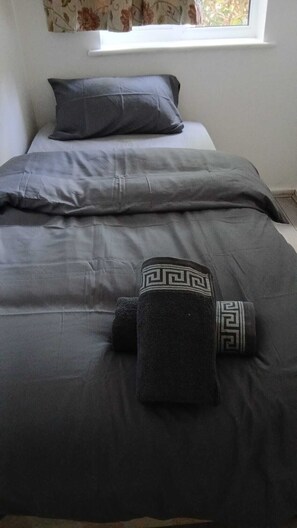 Tabla de planchar con plancha, wifi y ropa de cama 