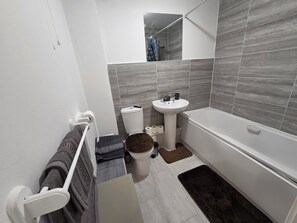 Secadora de cabello, toallas, jabón, papel de baño 
