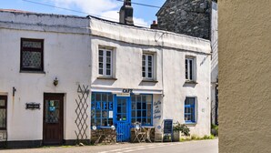 A white building with a blue door and windows, labeled 'Cafe'. - Modern Studio Near Port Isaac (Bodmin)