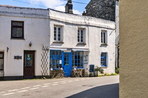 A white building with a blue door and windows, labeled 'Cafe'. - Modern Studio Near Port Isaac (Bodmin)
