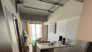Eine moderne Küche mit eingebautem Backofen, Spüle und Arbeitsplatte.