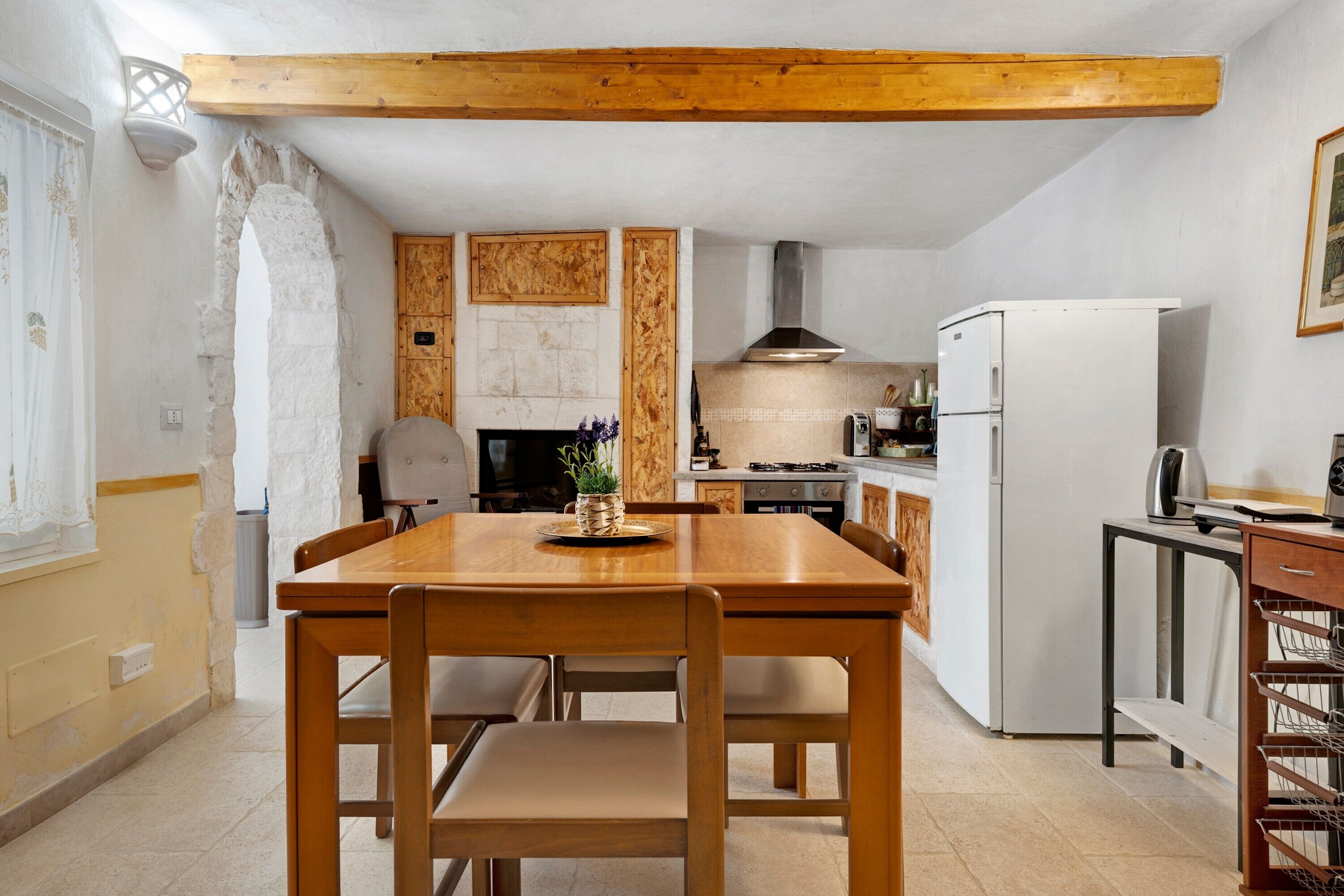 Coffee/tea maker, fridge