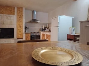 Wasserkocher mit Kaffee-/Teezubehör, Kühlschrank