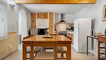 Wasserkocher mit Kaffee-/Teezubehör, Kühlschrank, Ofen, Herdplatte