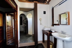 Douche, serviettes fournies, savon, papier toilette